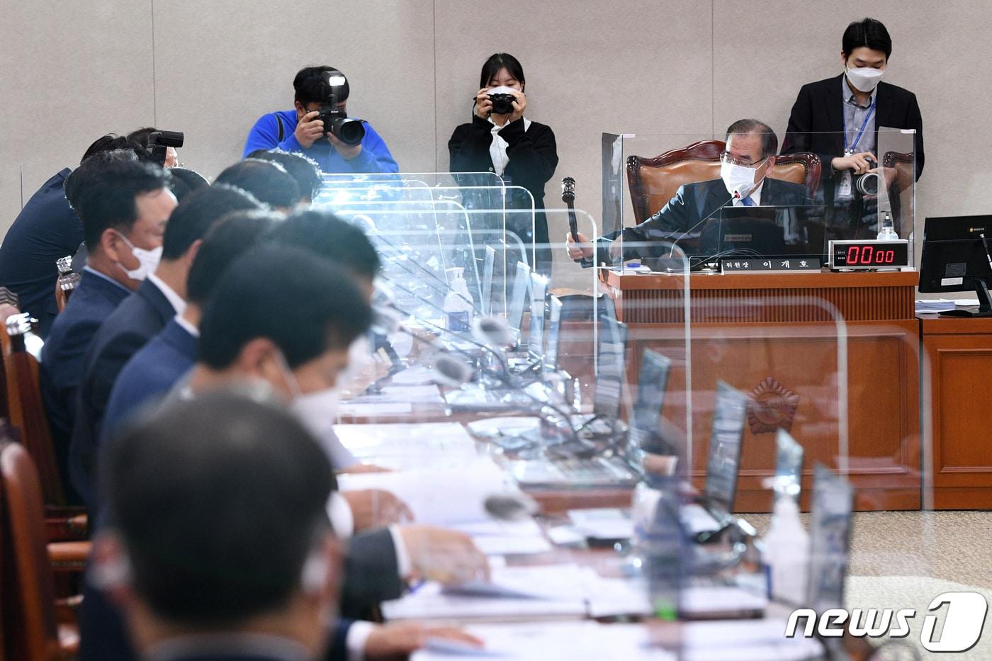 본문 이미지 - 이개호 국회 농림축산식품해양수산위원장이 27일 오후 서울 여의도 국회에서 열린 농림축산식품해양수산위원회 전체회의에서 의사봉을 두드리고 있다. 2021.4.27/뉴스1 ⓒ News1 구윤성 기자