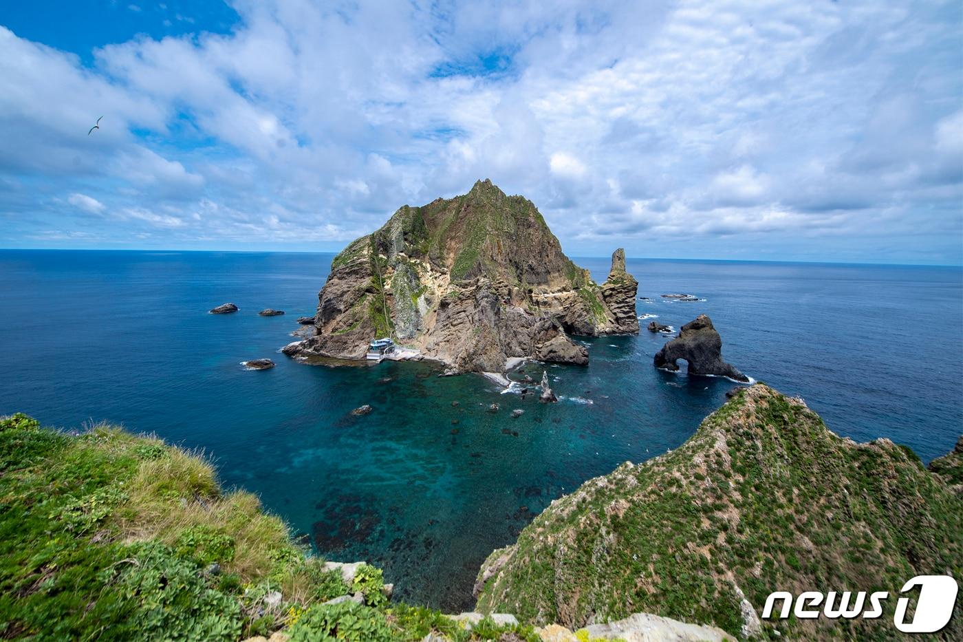 일본이 또 엉터리 영유권을 주장하는 독도의 모습.(경북도 제공)뉴스1