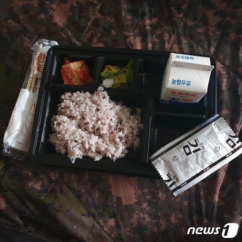 본문 이미지 - '육군훈련소 대신 전해드립니다' 페이스북 페이지에 올라온 군대 급식 사진 ('육군훈련소 대신 전해드립니다' 페이스북 갈무리) ⓒ 뉴스1