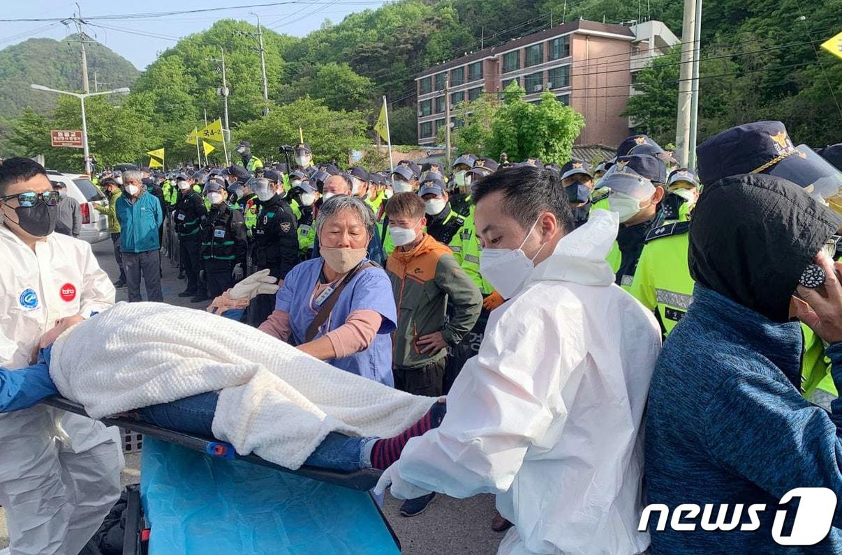 본문 이미지 - 28일 오전 주한미군이 운용하는 경북 성주군 소재 고고도미시일방어체계(THAAD·사드) 기지 인근에서 경찰과 충돌 후 쓰러진 시민이 이송되고 있다. 사드 철회 소성리 종합상황실 제공) 2021.4.28/뉴스1