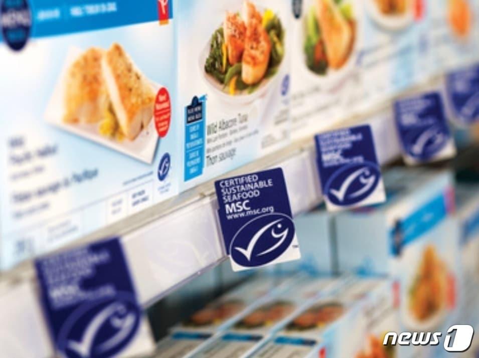 본문 이미지 - MSC인증을 받은 제품들이 국외 한 마트에 진열돼 있다(MSC 제공)ⓒ 뉴스1
