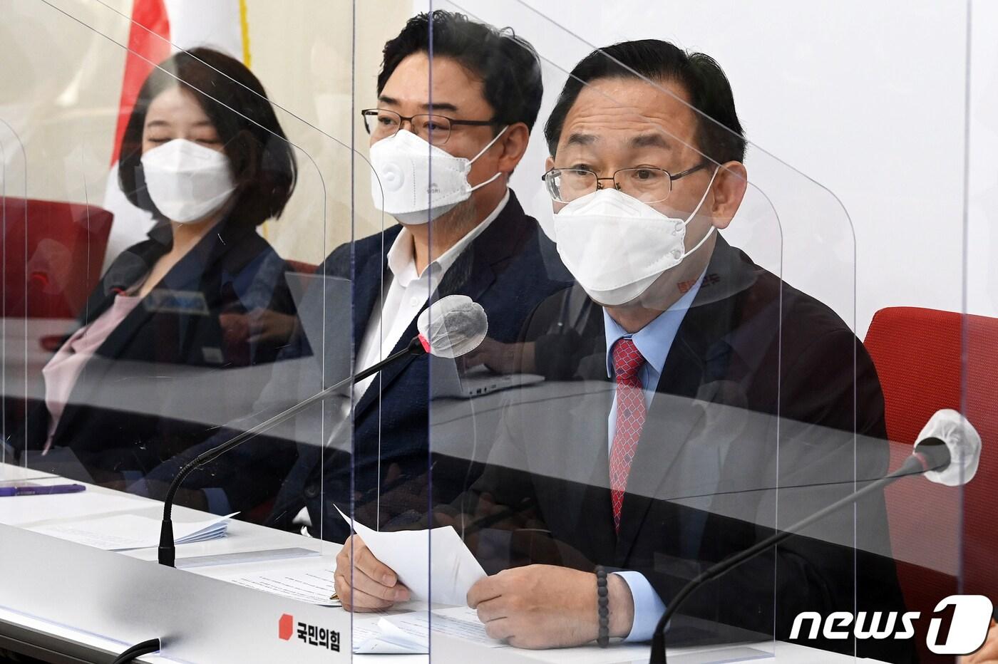 본문 이미지 - 주호영 국민의힘 당 대표 권한대행 겸 원내대표가 28일 오전 국회 원내대표실에서 열린 마무리 기자간담회에서 소회를 밝히고 있다. 2021.4.28/뉴스1 ⓒ News1 오대일 기자