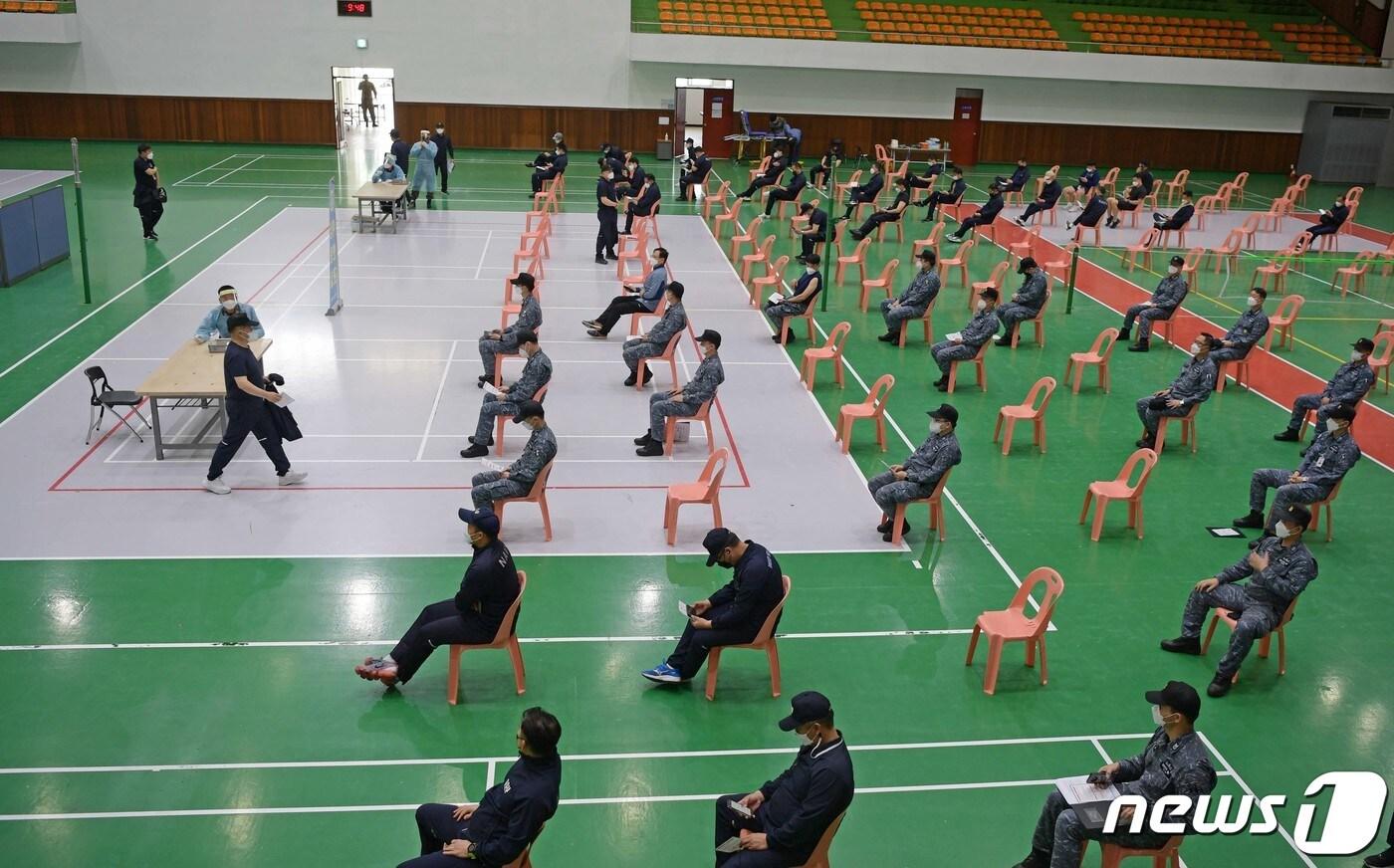 지난달 28일 해군 이지스구축함 '서애류성룡함' 장병들이 진해기지 상승관에 설치된 코로나19 예방접종센터에서 백신 접종 후 이상반응 관찰을 위해 대기 중이다. (국방부 제공) 2021.4.28/뉴스1