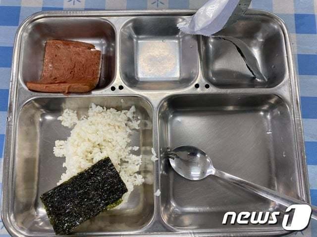 본문 이미지 - '육군훈련소 대신 전해드립니다' 페이스북 페이지에 올라온 군대 급식 사진 ('육군훈련소 대신 전해드립니다' 페이스북 갈무리) ⓒ 뉴스1