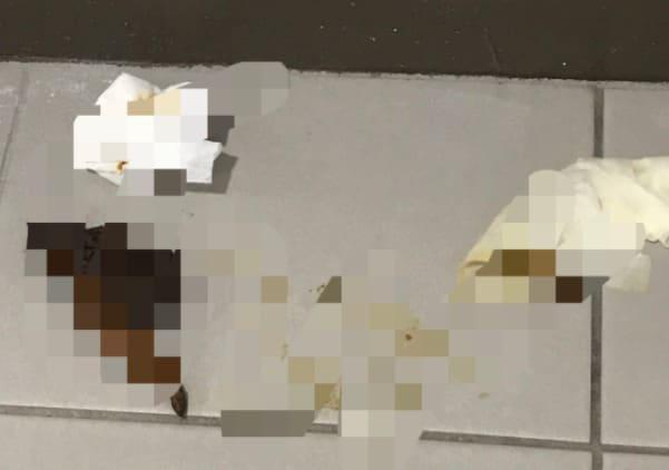 본문 이미지 - 경기도의 한 아파트 입주민이 공개한 대변 테러 현장. (온라인 커뮤니티 갈무리) ⓒ 뉴스1