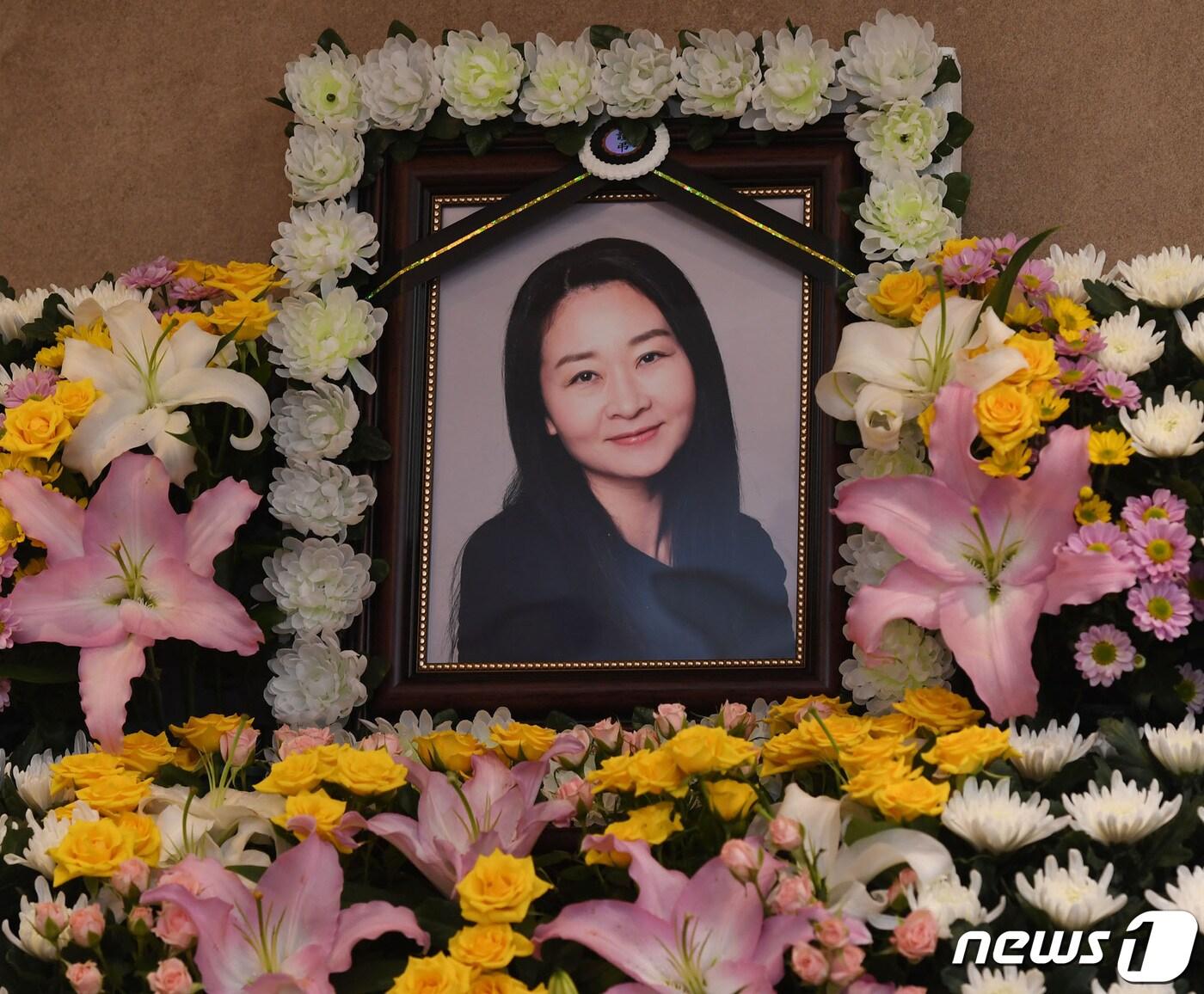 본문 이미지 - 故 천정하의 빈소가 28일 서울대학교병원 장례식장에 마련됐다. 고인은 지난 27일 오후 12시 30분쯤 자택에서 별세했다. 향년 52세. 사인은 저혈압 등에 따른 신부전증으로 추정되고 있다. 유족으로는 남편과 딸이 있다. 故 천정하는 지난 1990년부터 연기 활동을 시작해 연극 무대와 드라마 등을 오가며 활동을 이어왔다. 그는 최근까지도 JTBC 드라마 '괴물'과 '마우스' 등에도 출연하는 등 활발하게 연기 활동을 펼쳐왔다. 발인은 오는 30일 오전 7시이며 장지는 경기 벽제장 일산 푸른솔이다. (사진공동취재단) 2021.4.28/뉴스1 ⓒ News1 사진공동취재단