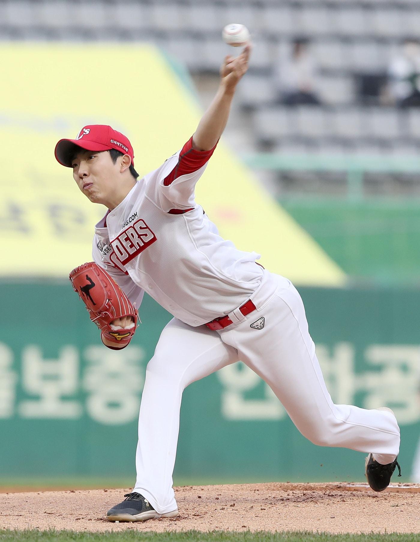 본문 이미지 - SSG 랜더스의 오원석이 28일 인천 SSG랜더스필드에서 열린 KT 위즈와의 경기에서 투구하고 있다. (SSG 랜더스 제공) ⓒ 뉴스1