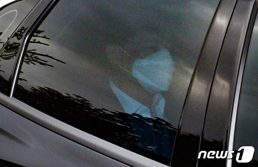 본문 이미지 - 이성윤 서울중앙지방검찰청장이 29일 오전 서울 서초구 서울중앙지검으로 출근하고 있다. 2021.4.29/뉴스1 ⓒ News1 민경석 기자