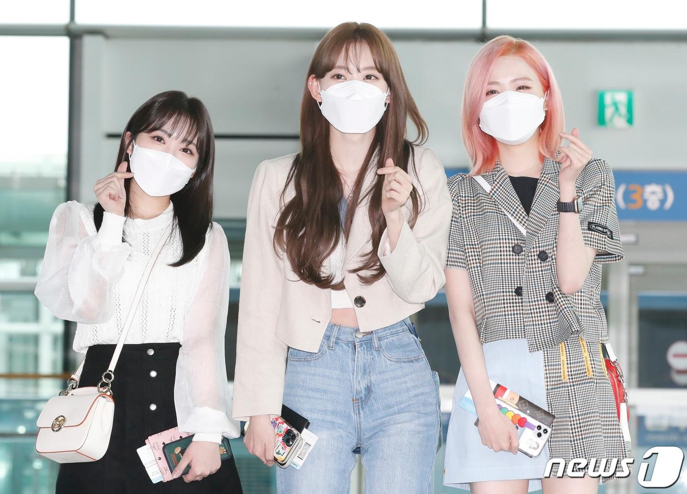 본문 이미지 - 아이즈원(IZ*ONE) 야부키 나코(왼쪽부터), 미야와키 사쿠라, 혼다 히토미가 29일 오전 인천국제공항을 통해 일본으로 출국하고 있다. 아이즈원은 지난 2018년 데뷔해 한국은 물론 세계무대에서 큰 사랑을 받은 프로젝트 그룹으로 이날 2년 6개월간의 활동을 마무리 한다. 2021.4.29/뉴스1 ⓒ News1 권현진 기자
