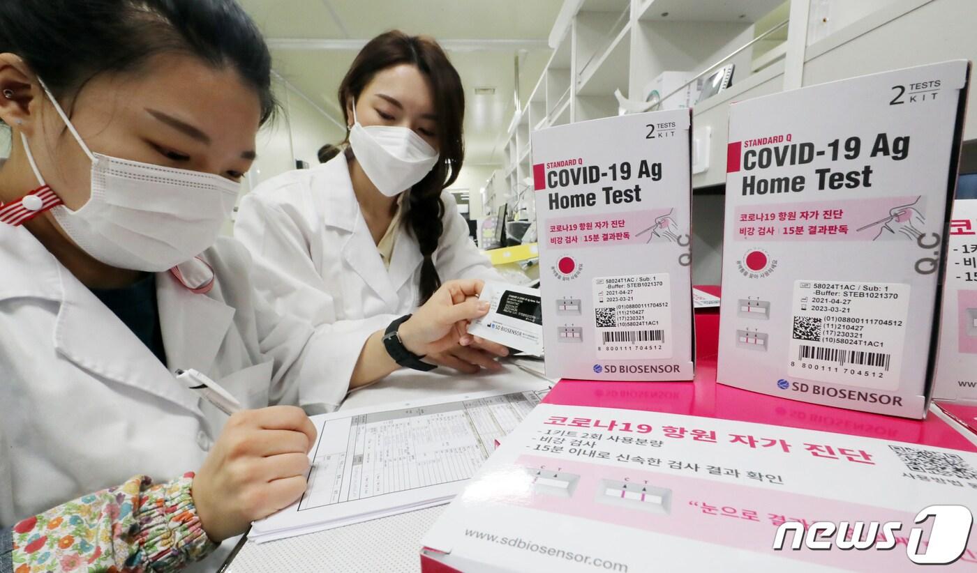 코로나19 자가진단키트 약국 및 인터넷 판매를 하루 앞둔 29일 충북 청주시 오송읍 SD BIOSENSOR(에스디 바이오센서) 오송 공장에서 직원들이 시중에 판매할 코로나19 항원 자가진단 키트를 최종 점검하고 있다. 자가진단키트는 코로나19 감염 여부를 15분 만에 확인할 수 있다. 2021.4.29/뉴스1 ⓒ News1 장수영 기자