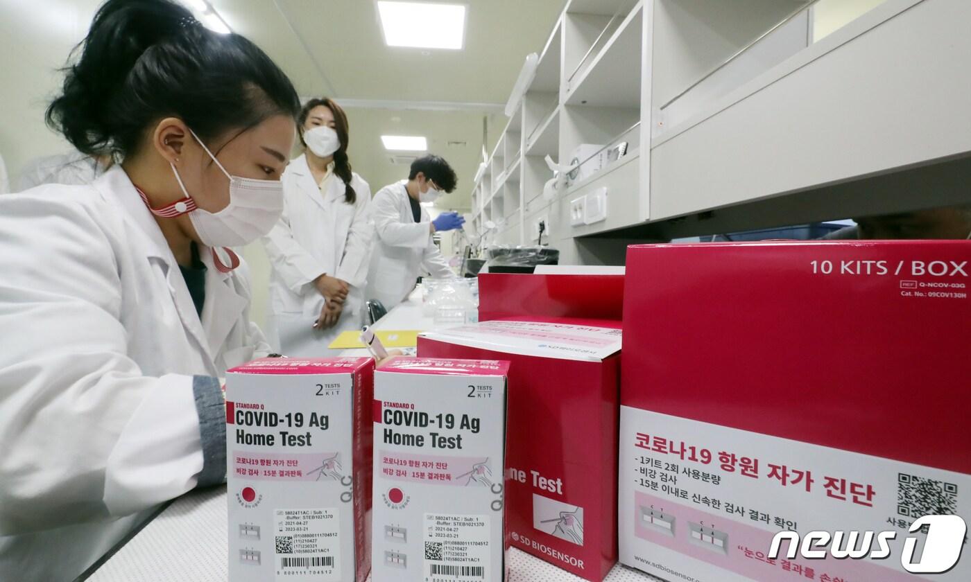 코로나19 자가진단키트 약국 및 인터넷 판매를 하루 앞둔 29일 충북 청주시 오송읍 SD BIOSENSOR(에스디 바이오센서) 오송 공장에서 직원들이 시중에 판매할 코로나19 항원 자가진단 키트를 최종 점검하고 있다. 자가진단키트는 코로나19 감염 여부를 15분 만에 확인할 수 있다. 2021.4.29/뉴스1 ⓒ News1 장수영 기자