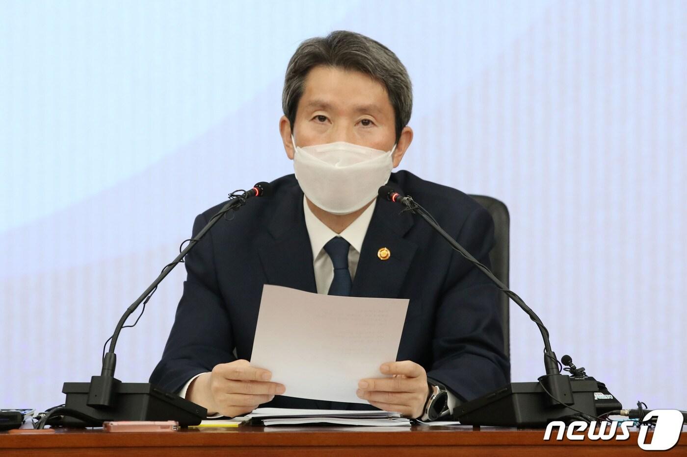 본문 이미지 - 이인영 통일부장관이 29일 오전 서울 종로구 남북회담본부에서 기자간담회를 하고 있다. 2021.4.29/뉴스1 ⓒ News1 이광호 기자