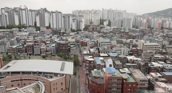 본문 이미지 - 정부가 '2·4 공급대책'의 후속조치로 소규모 주택정비 관리지역 선도사업 후보지 20곳을 발표한 29일 오후 후보지로 선정된 서울 중구 신당5동 일대에 저층 주거지들이 밀집해 있다. 뉴스1 ⓒ News1 이성철 기자