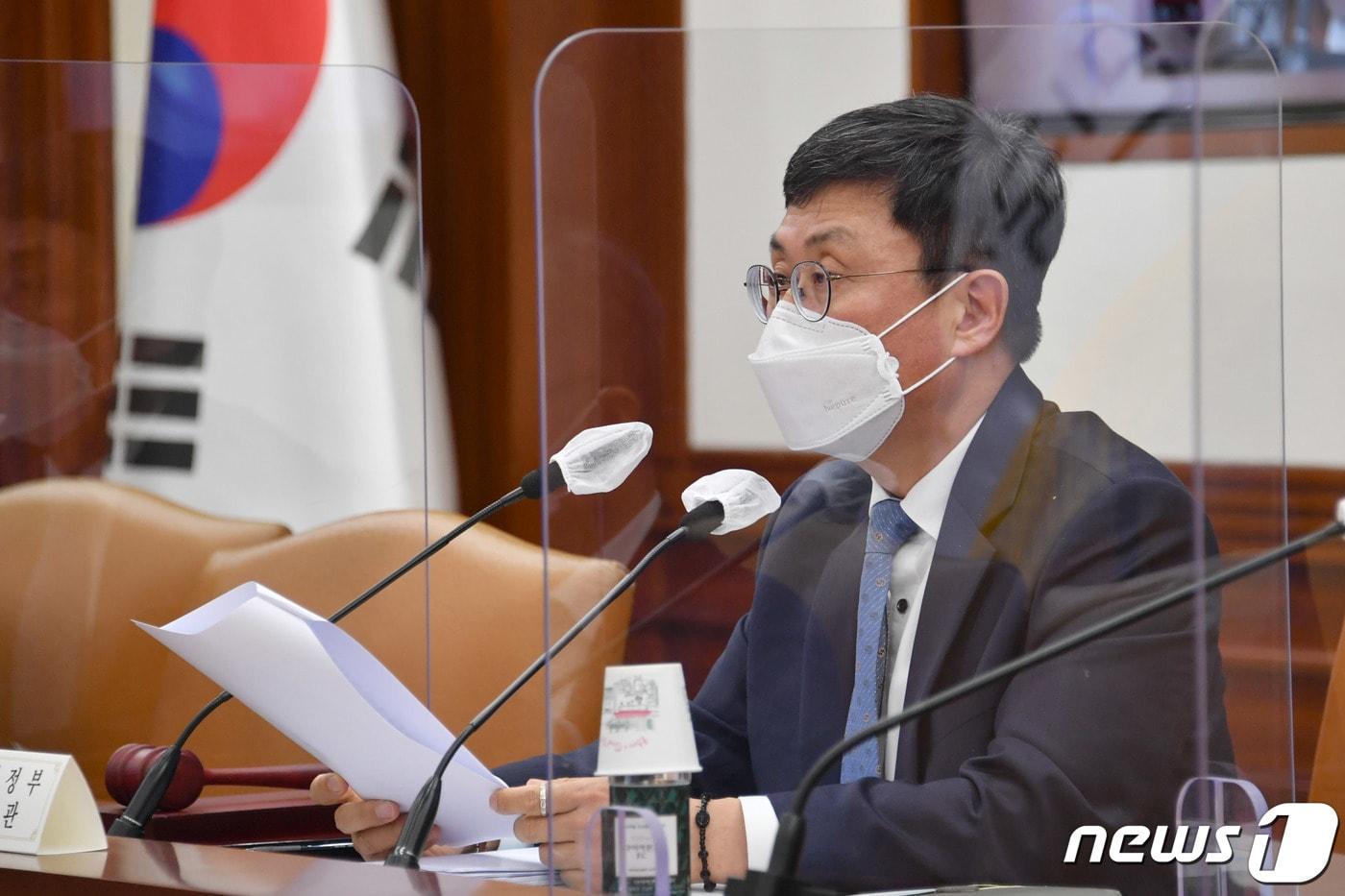 본문 이미지 - 안도걸 기획재정부 차관이 29일 서울 종로구 정부서울청사에서 열린 '제2회 재정운용전략위원회'를 주재하고 있다. (기획재정부 제공) 2021.4.29/뉴스1