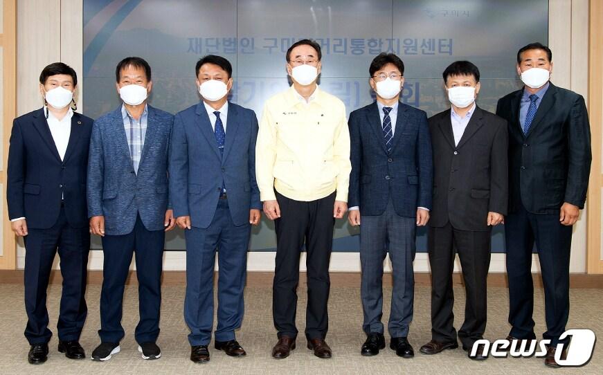 본문 이미지 - 장세용 구미시장이 29일 구미먹거리지원센터 창립총회서 발기인들과 기념촬영을 하고 있다. (구미시제공) 2021.4.29 /ⓒ 뉴스1
