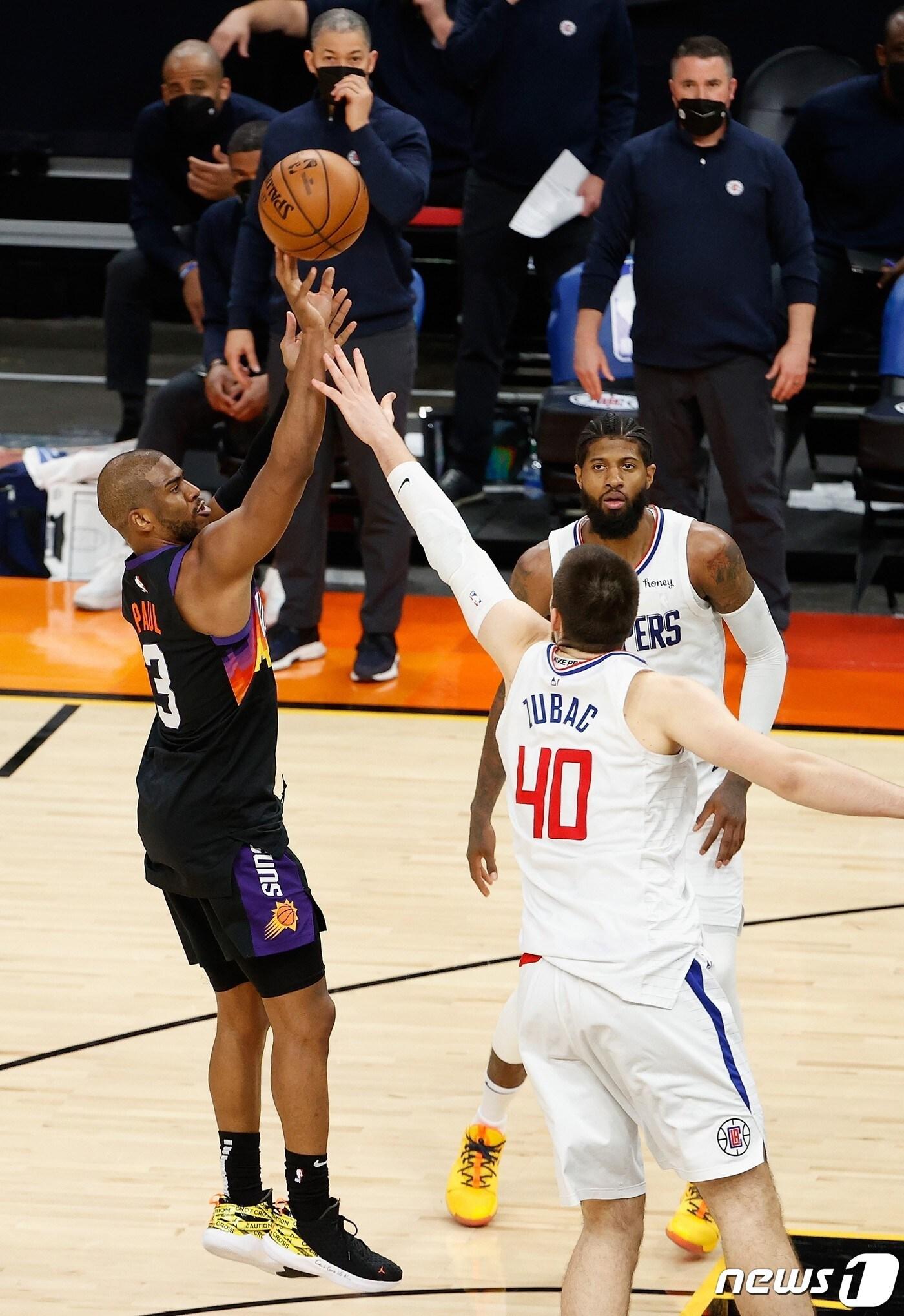 본문 이미지 - 피닉스 선즈 크리스 폴이 29일(한국시간) LA 클리퍼스와의 경기에서 점프슛을 시도하고 있다. ⓒ AFP=뉴스1