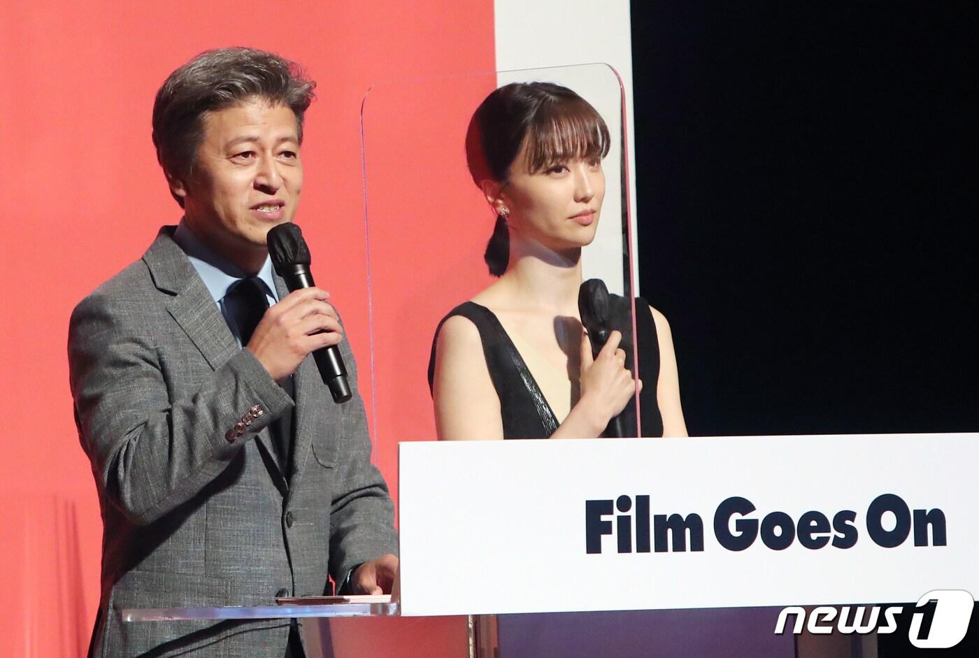 제22회 전주국제영화제 개막식이 열린 29일 전북 전주시 한국소리문화의전당에서 배우 박하선과 권해효가 개막식 사회를 진행하고 있다. 2021.4.29/뉴스1 ⓒ News1 유경석 기자