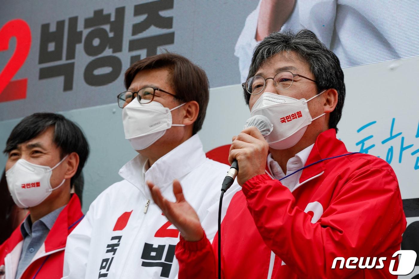 본문 이미지 - 유승민 전 의원이 사전투표 마지막 날인 3일 오후 부산 해운대구 대천공원 앞에서 박형준 국민의힘 부산시장 후보 지지유세를 하고 있다. 2021.4.3/뉴스1 ⓒ News1 안은나 기자