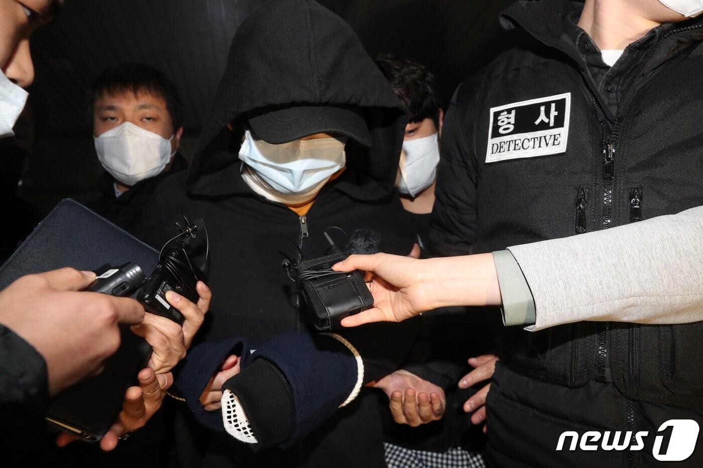 서울 노원구 중계동의 한 아파트에서 세 모녀를 살해한 혐의를 받는 A씨가 3일 오후 서울 노원구경찰서에서 피의자 신분으로 조사를 받은 뒤 경찰서를 나서고 있다. 경찰은 피해자 주변인의 증언과 A씨의 휴대전화와 PC에 대한 포렌식 분석 자료 등을 토대로 이날 구속영장을 신청했다. 2021.4.3/뉴스1 ⓒ News1 민경석 기자