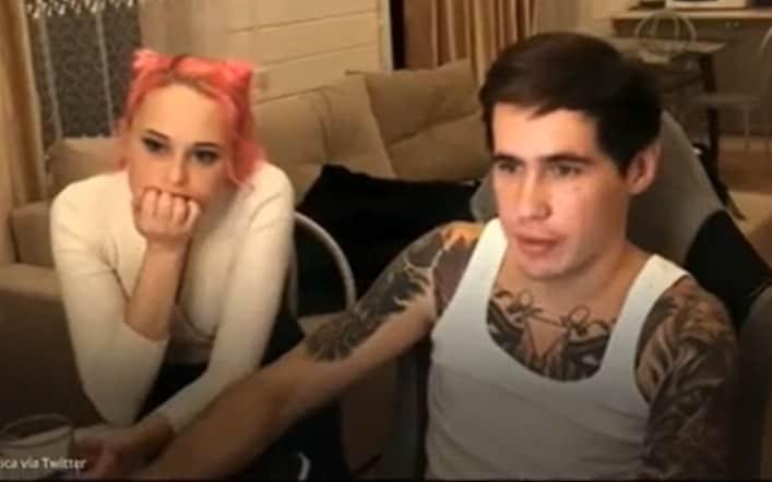 본문 이미지 - 지난해 12월 사망 사고가 발생한 날 유튜브 생방송 중인 유튜버 스타니슬라프(오른쪽)와 그의 여자친구 발렌티나(왼쪽) . (유튜브 갈무리) ⓒ 뉴스1