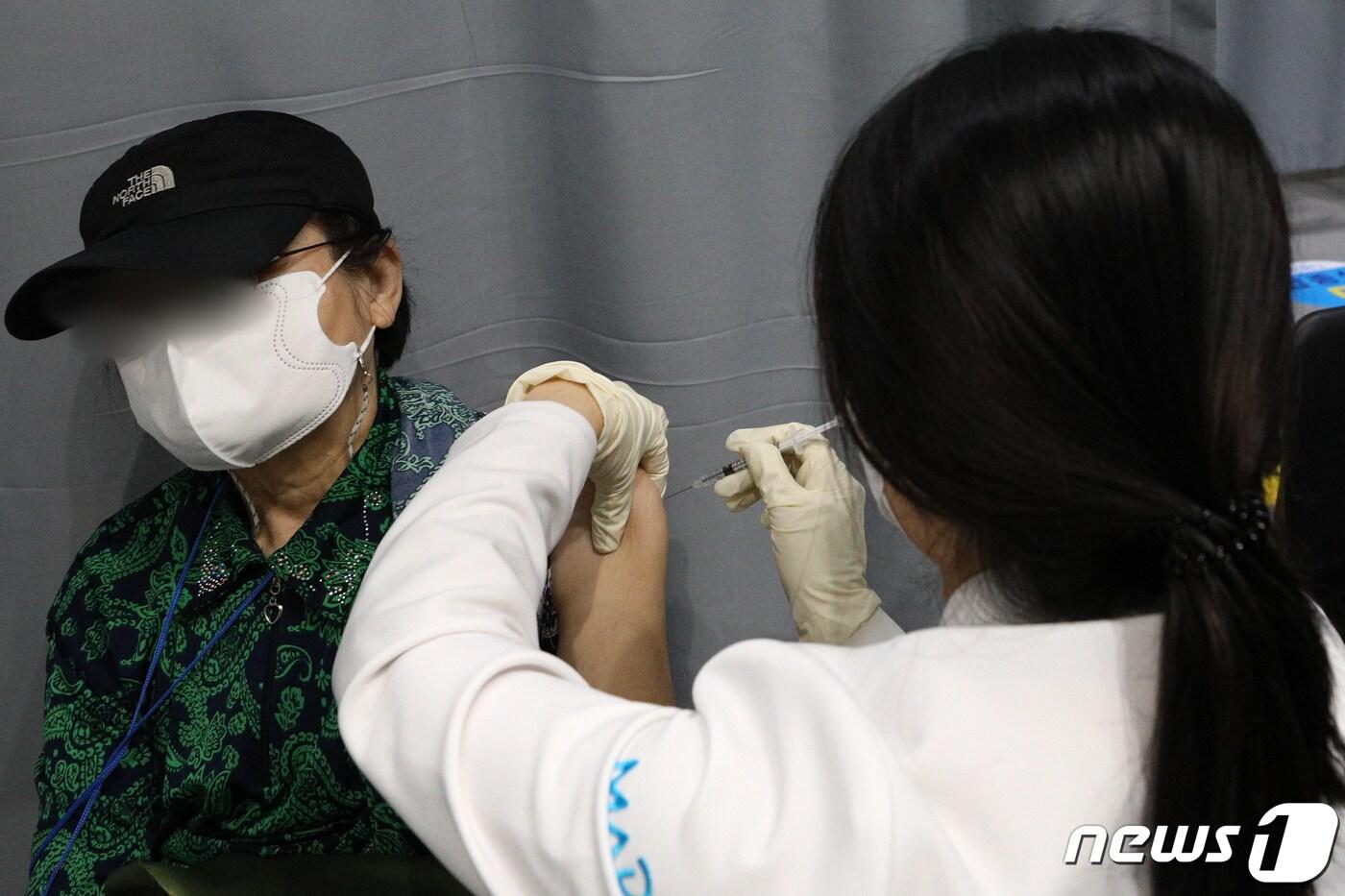 30일 오전 서울 마포구 예방접종센터에서 어르신들이 화이자 백신을 맞고 있다. 2021.4.30/뉴스1 ⓒ News1 성동훈 기자