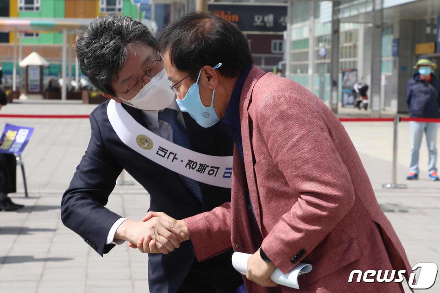 본문 이미지 - 국민의힘 홍준표 의원과 유승민 전 의원. ⓒ News1 공정식 기자