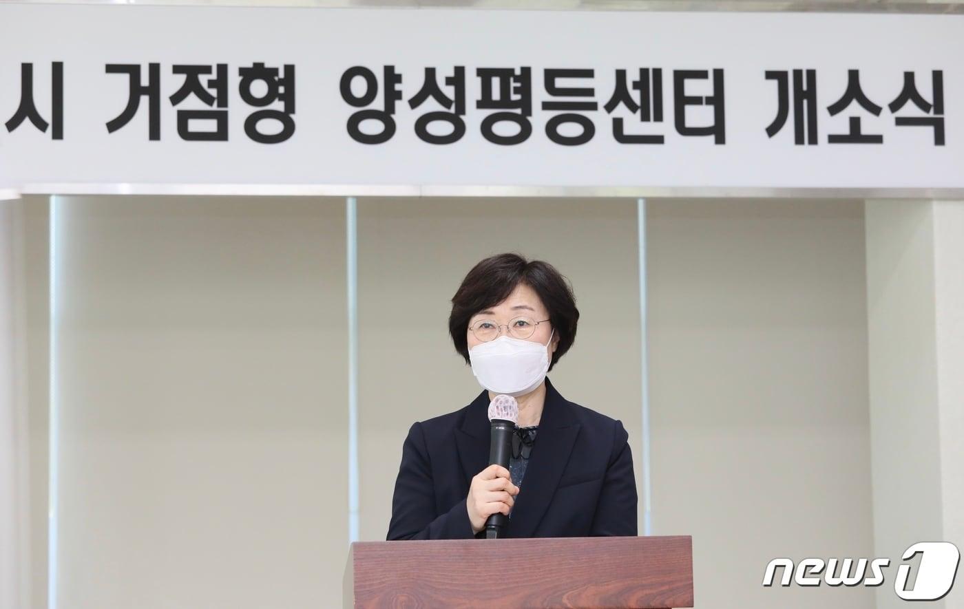 본문 이미지 - 정영애 여성가족부 장관이 4월 30일 오후 부산여성가족개발원에서 열린 '거점형 지역양성평등센터' 개소식에서 축사하고 있다. (여성가족부 제공) 2021.4.30/뉴스1