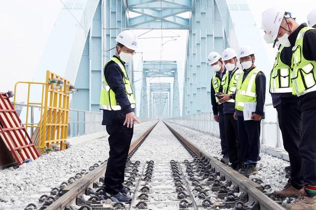 본문 이미지 - 김한영 국가철도공단 이사장(왼쪽)이 철도시설을 돌아보고 있다. ⓒ 뉴스1