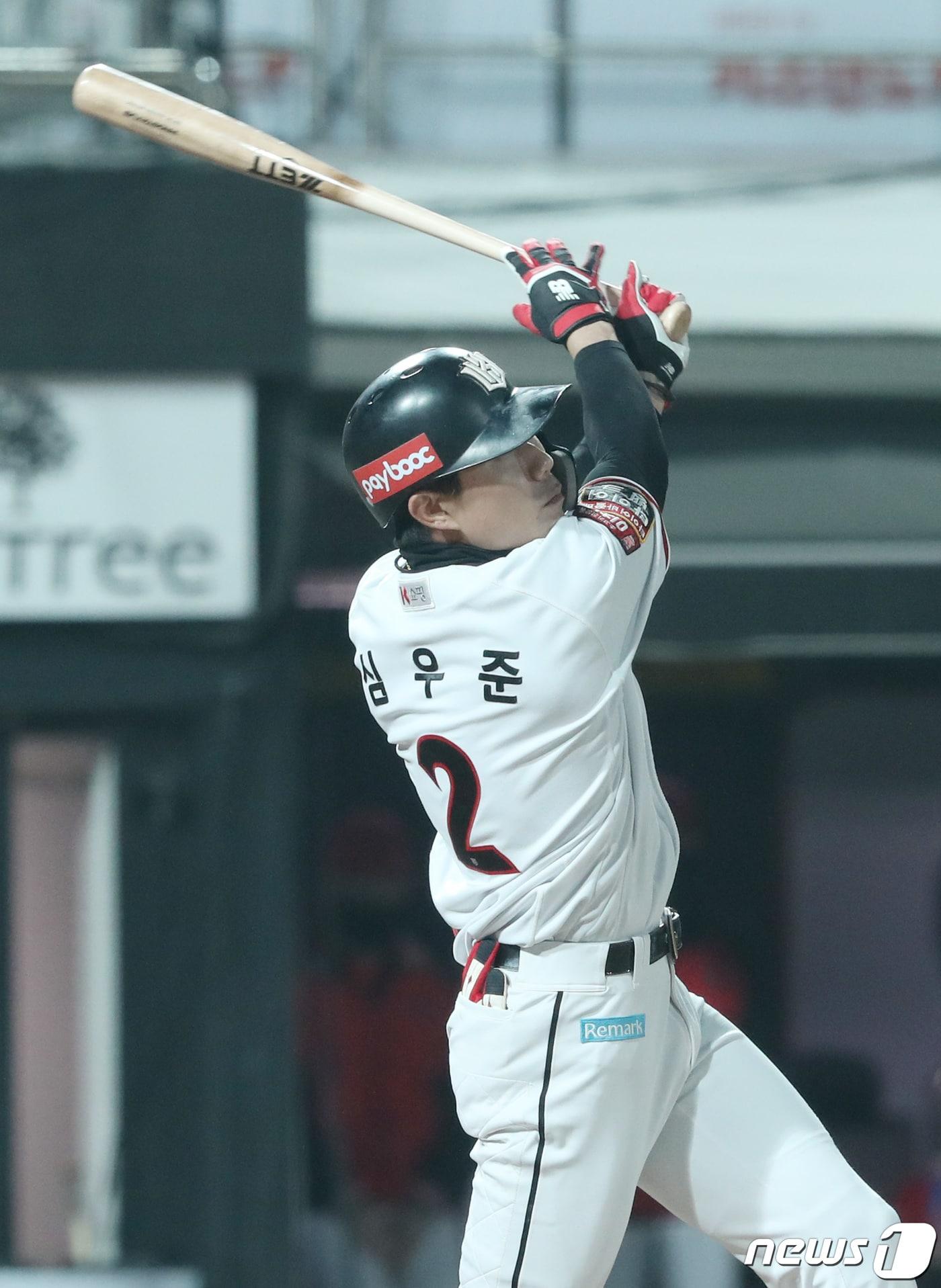 본문 이미지 - 30일 오후 경기도 수원시 장안구 KT위즈파크에서 열린 ‘2021 신한은행 SOL KBO리그’ KT 위즈와 KIA 타이거즈의 경기, 4회말 1사 1,2루 상황 KT 심우준이 안타를 치고 있다. 2021.4.30/뉴스1 ⓒ News1 김영운 기자