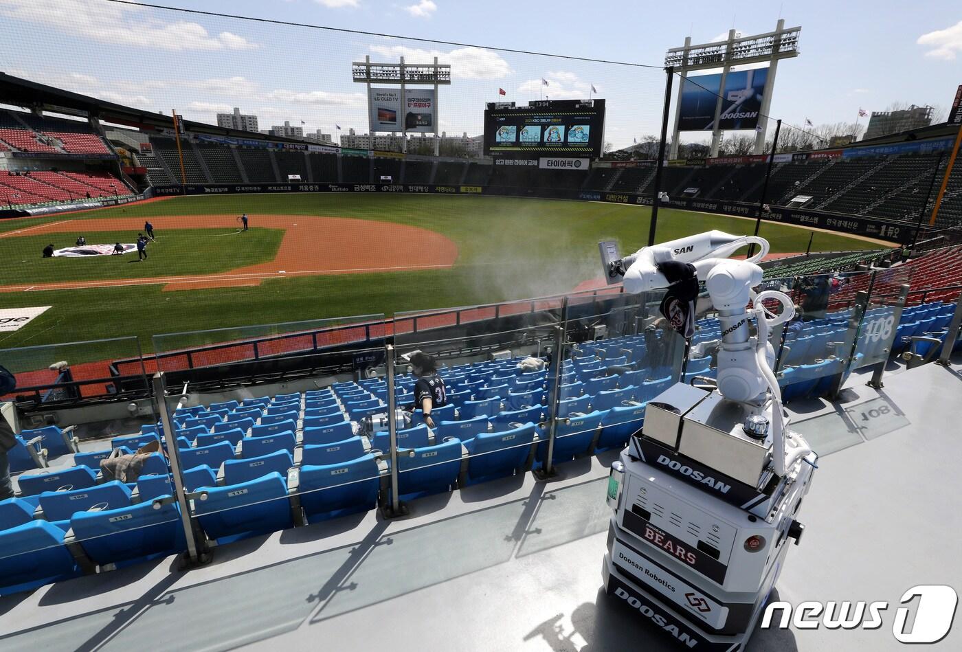 4일 오후 서울 송파구 잠실야구장에서 열릴 예정인 ‘2021 신한은행 SOL KBO리그’ KIA 타이거즈와 두산 베어스의 개막전 경기에 앞서 방역 로봇이 관중석에 소독액을 뿌리고 있다. 2021.4.4/뉴스1 ⓒ News1 이동해 기자