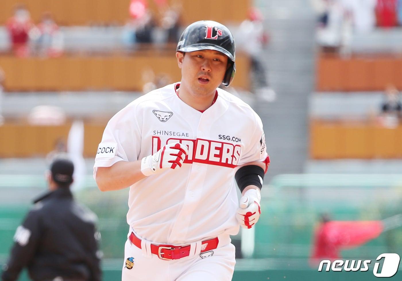 4일 인천 SSG 랜더스필드에서 열린 ‘2021 신한은행 SOL KBO리그’ SSG 랜더스와 롯데 자이언츠의 개막경기에서 SSG 최정이 2회말 선두타자로 나와 선취 솔로홈런을 날린 뒤 그라운드를 돌고 있다. 2021.4.4/뉴스1 ⓒ News1 박지혜 기자