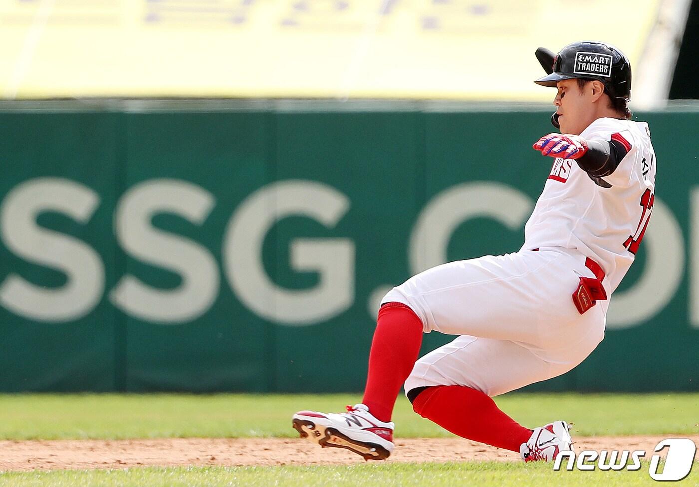 4일 인천 SSG 랜더스필드에서 열린 ‘2021 신한은행 SOL KBO리그’ SSG 랜더스와 롯데 자이언츠의 개막경기에서 5회말 2사 1루 상황 SSG 추신수가 도루에 성공하고 있다. 2021.4.4/뉴스1 ⓒ News1 박지혜 기자