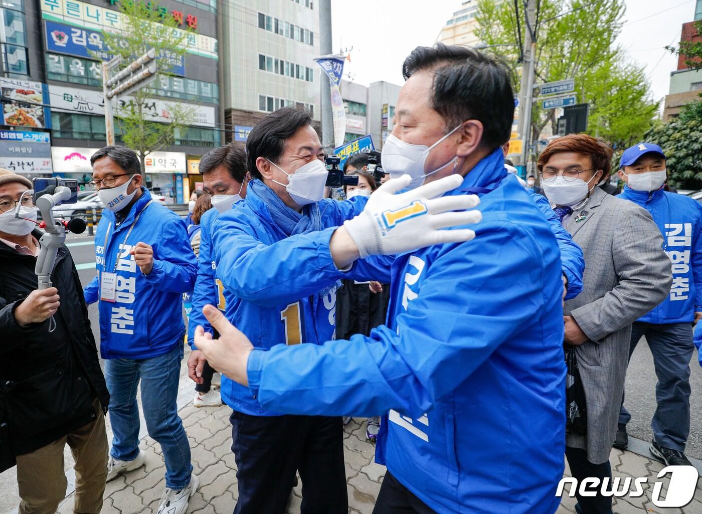 본문 이미지 - 김영춘 더불어민주당 부산시장 후보가 4일 오후 부산 중구 보수동 책방골목을 찾아 유세를 하기 전 김두관 의원과 포옹하고 있다. 2021.4.4/뉴스1 ⓒ News1 안은나 기자