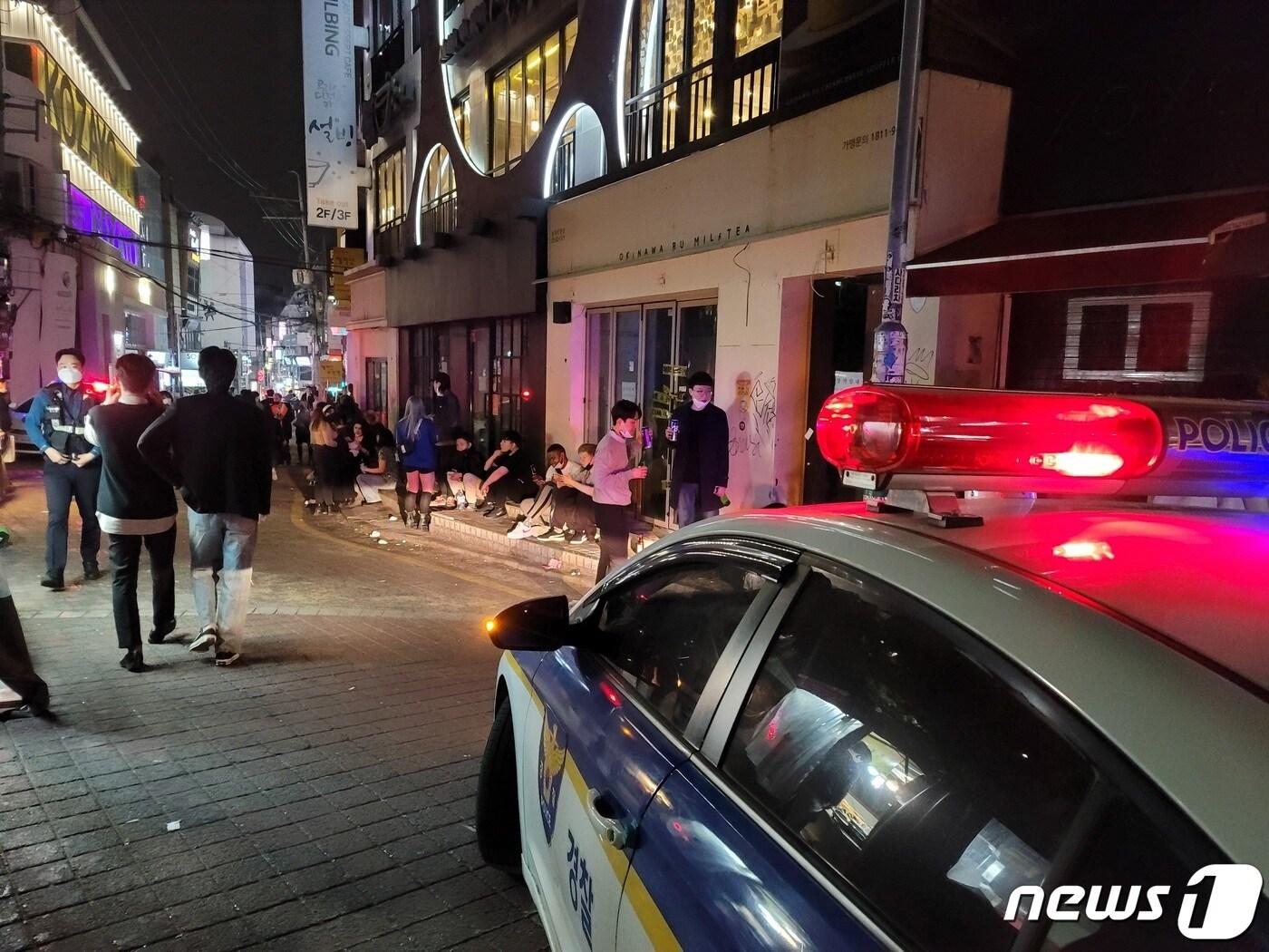 본문 이미지 - 2일 오후 10시30분쯤 홍대놀이터 근처 골목에서야외술자리를 이어가는 사람들 ⓒ 뉴스1