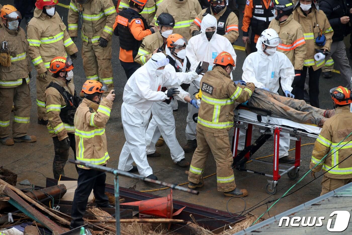4일 오후 4시19분쯤 광주 동구 계림동의 한 주택이 철구조물 설치 작업 중 붕괴돼 소방당국이 매몰된 작업자에 대해 구조작업을 벌이고 있다. 2021.4.4/뉴스1 ⓒ News1 황희규 기자
