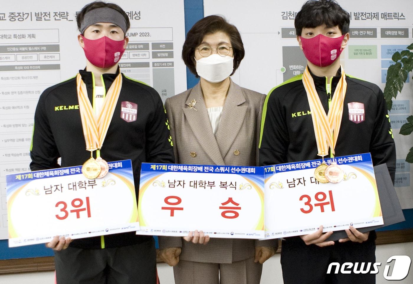 본문 이미지 - 창단 첫 전국대회서 남자 대학부 복식 우승한 김천대 스쿼시부 선수들과 윤옥현 총장이 기념촬영을 하고 있다. (김천대 제공) 2021.4.4./ⓒ 뉴스1