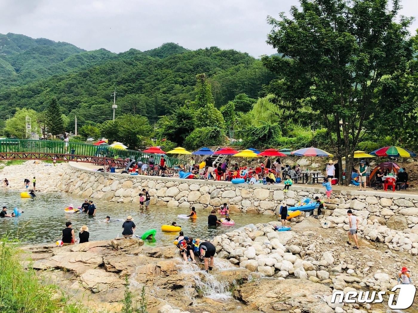 본문 이미지 - 경기도가 불법시설물을 철거해 ‘청정계곡’으로 발돋움한 포천 백운계곡(사진) 등 3곳을 대상으로 관광명소화 사업을 본격 추진한다.(경기도 제공)ⓒ 뉴스1