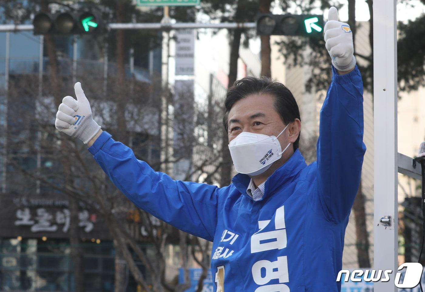 본문 이미지 - 김영춘 더불어민주당 부산시장 후보가 5일 오전 부산 수영구 수영교차로에서 출근인사를 하고 있다. 2021.4.5/뉴스1 ⓒ News1 여주연 기자