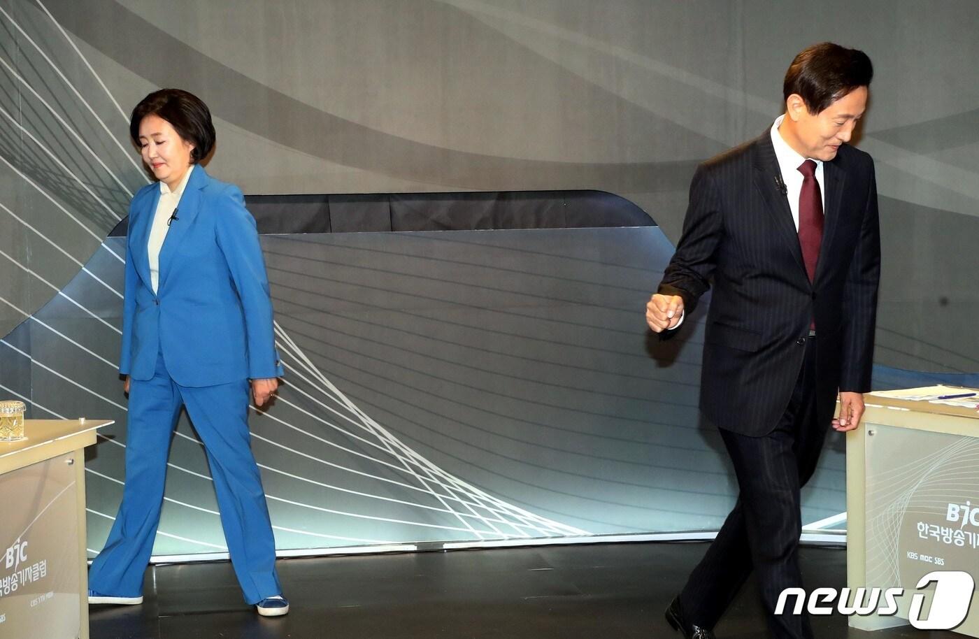 본문 이미지 - 박영선 더불어민주당 서울시장 후보(왼쪽)와 오세훈 국민의힘 서울시장 후보가 5일 오후 서울 양천구 양천구 대한민국예술인센터에서 열린 방송기자클럽 초정 서울시장 보궐선거 후보자 토론회에 앞서 기념촬영을 마치고 자리로 향하고 있다. 2021.4.5/뉴스1 ⓒ News1 국회사진취재단