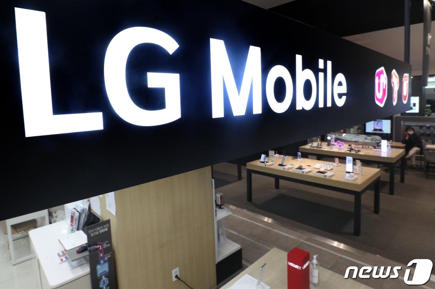 본문 이미지 - 5일 서울시내 한 전자제품 매장에 LG 휴대폰이 진열돼 있다. LG전자가 누적 영업적자만 5조원에 달하는 스마트폰 사업의 철수를 확정 발표했다. LG전자는 이날 서울 여의도 본사에서 이사회를 열고 오는 7월31일부로 MC사업부문(휴대폰 사업) 생산 및 판매를 종료하는 내용을 확정했다고 밝혔다. 20201.4.5/뉴스1 ⓒ News1 황기선 기자