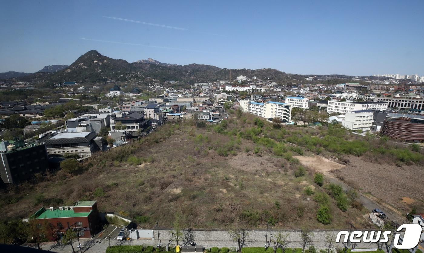 본문 이미지 - 서울시와 대한항공, 한국토지주택공사(LH)는 국민권익위원회 중재로 지난달 31일 '대한항공 송현동 부지 매각을 위한 조정서'에 서명했다. 사진은 5일 서울 종로구 송현문화공원 조성 부지의 모습. 2021.4.5/뉴스1 ⓒ News1 조태형 기자
