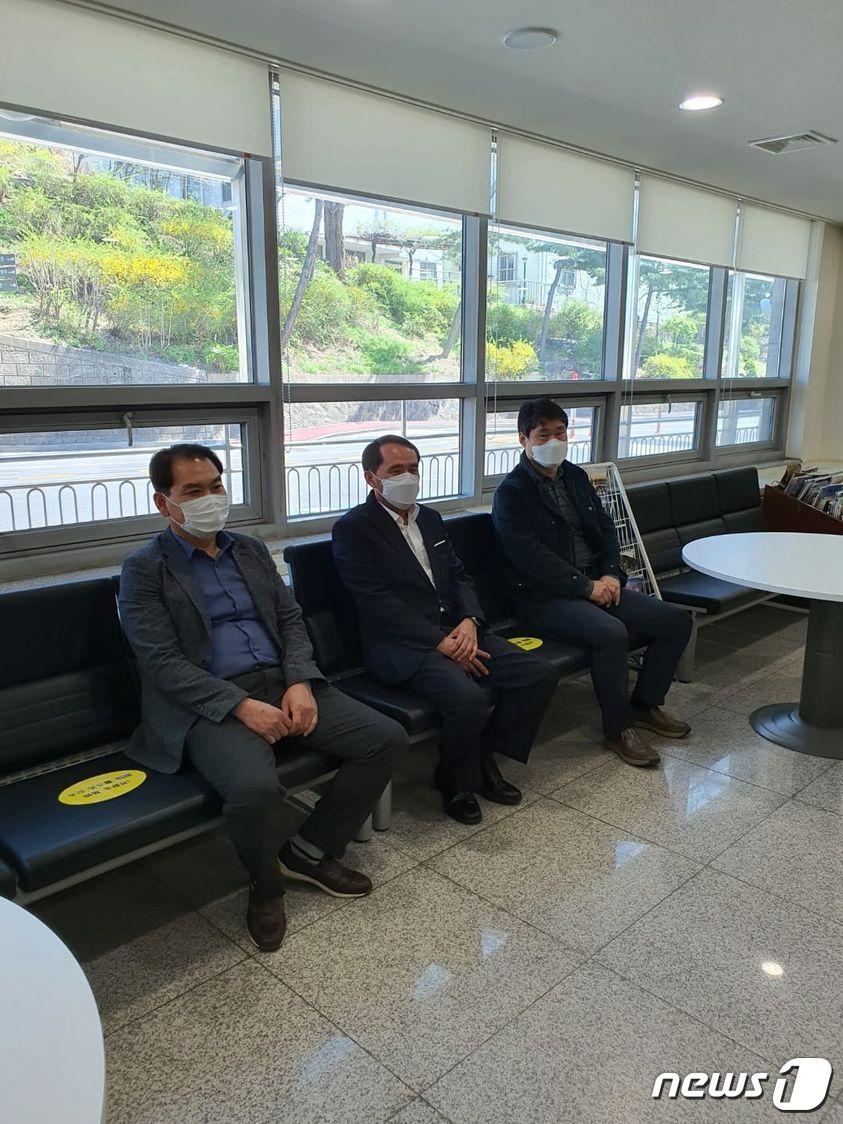 본문 이미지 - 천안함 유족회장 이성우씨와 최원일 전 천안함장, 전사자 고 민평기 상사의 형 광기씨(왼쪽부터)가 5일 대통령 소속 군사망사고진상규명위원회의 천안함 피격 사건 재조사 문제와 관련해 국방부를 항의 방문했다. (최원일 페이스북)ⓒ 뉴스1