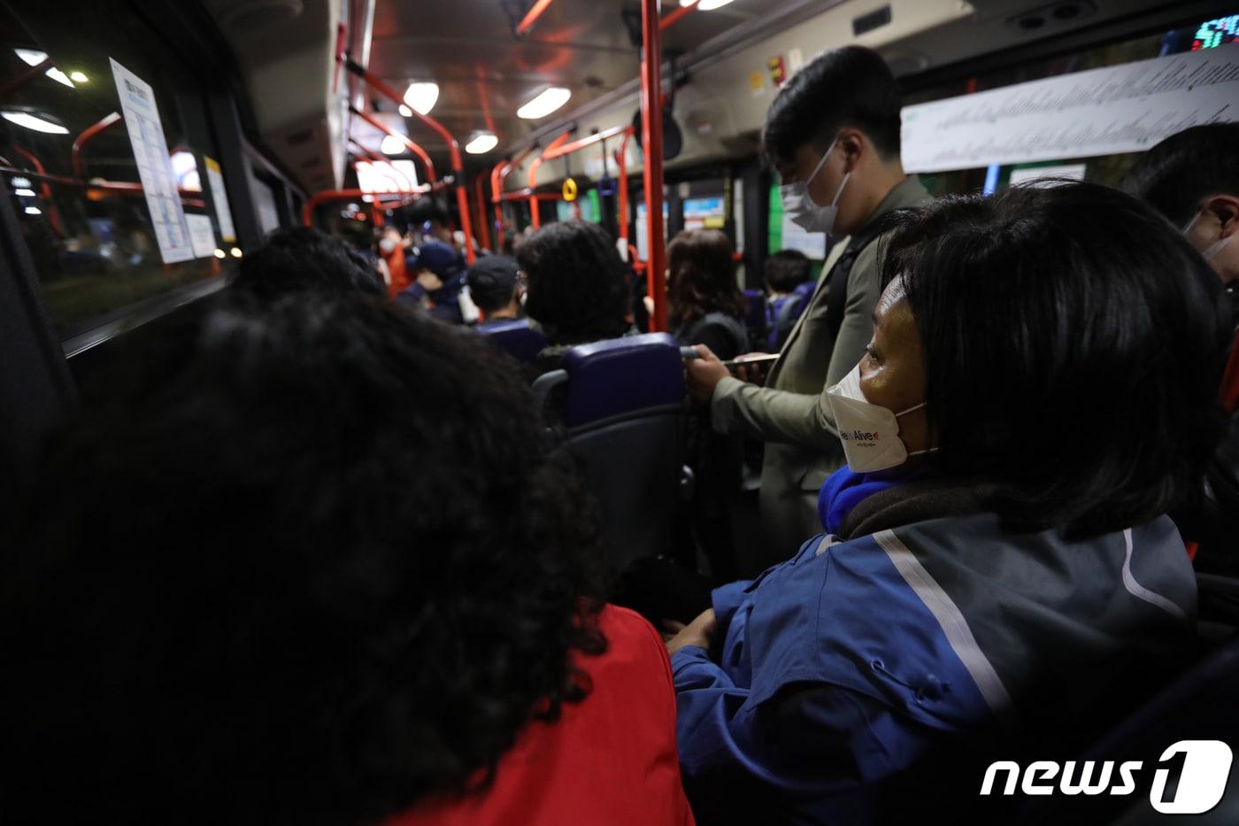 본문 이미지 - 4.7 재·보궐선거를 하루 앞둔 6일 오전 박영선 더불어민주당 서울시장 후보가 노량진 수산시장을 방문하기 위해 6411번 시내버스를 타고 이동하고 있다. (박영선 후보 캠프 제공) 2021.4.6/뉴스1