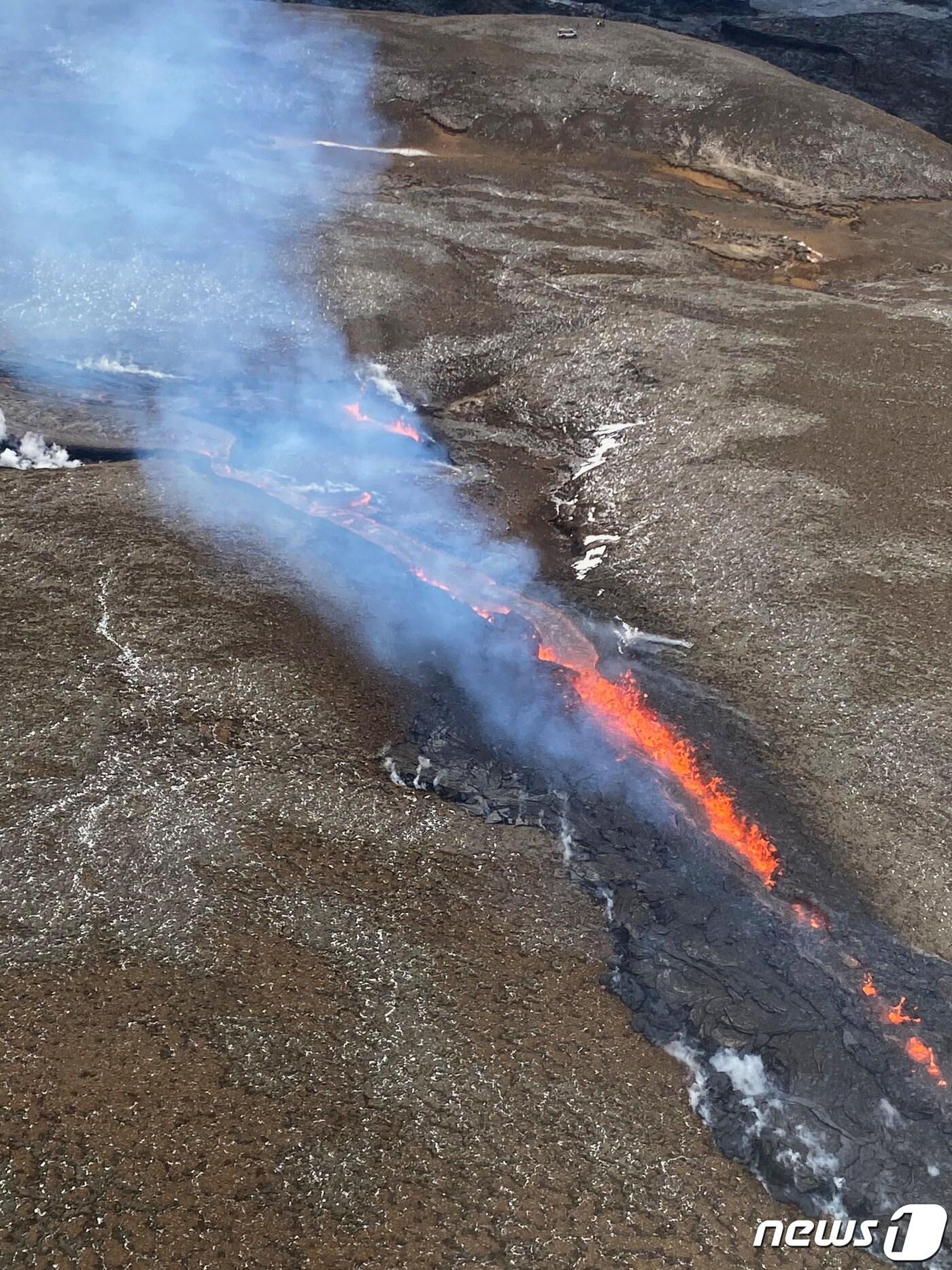본문 이미지 - 5일(현지시간) 아이슬란드 레이캬네스 반도의 그린다비크에 있는 파그라달스피아들 화산이 용암과 화산재를 분출하고 있다. ⓒ AFP=뉴스1 ⓒ News1 우동명 기자