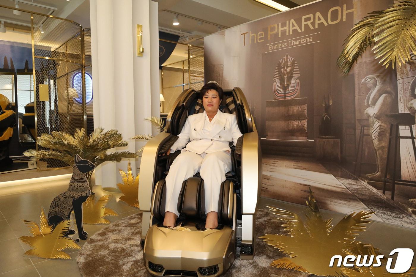 6일 오전 서울 종로구 바리프랜드 광화문점에서 골프 레전드 박세리 감독이 '더 파라오'를 체험하고 있다. 2021.4.6/뉴스1 ⓒ News1 임세영 기자