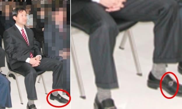 본문 이미지 - 2006년 9월 21일 동대문 서울패션센터 개관식에 참석한 당시 오세훈 서울시장. 오 시장은 커다란 '말발굽'이 달린 페라가모 로퍼를 신고 있었다. 민주당 지지자들은 이 사진을 내곡동 식당 아들의 "오세훈 후보가 페라가모 로퍼를 신고 왔다'"라는 말을 뒷받침하는 것이라는 주장을 펼치고 있다. 하지만 1년 3개월여의 시간차가 있었고 식당 아들이 "흰색 신발'이라고 한 부분과 차이가 난다는 문제점이 있다. (SNS 갈무리) ⓒ 뉴스1