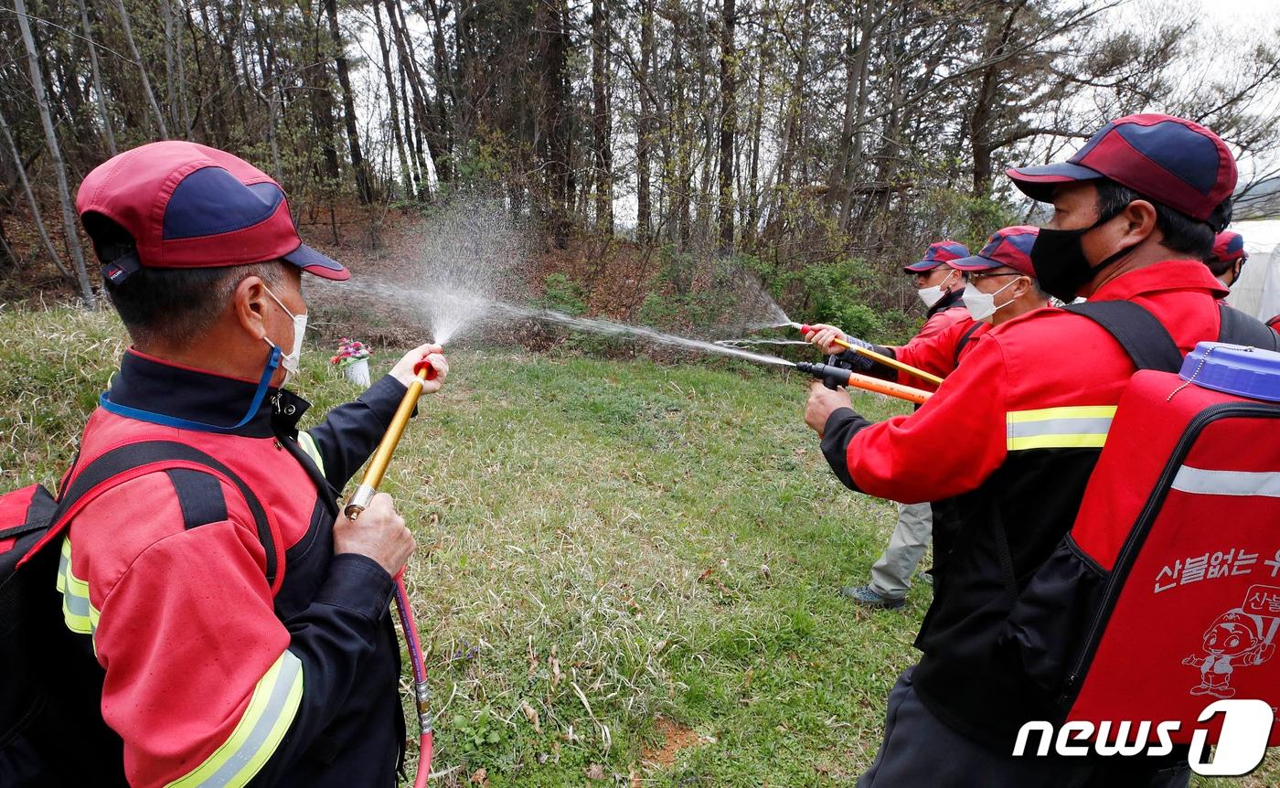  산불진화대원들이 산불 초동진화 훈련을 하고 있다. 뉴스1 DB