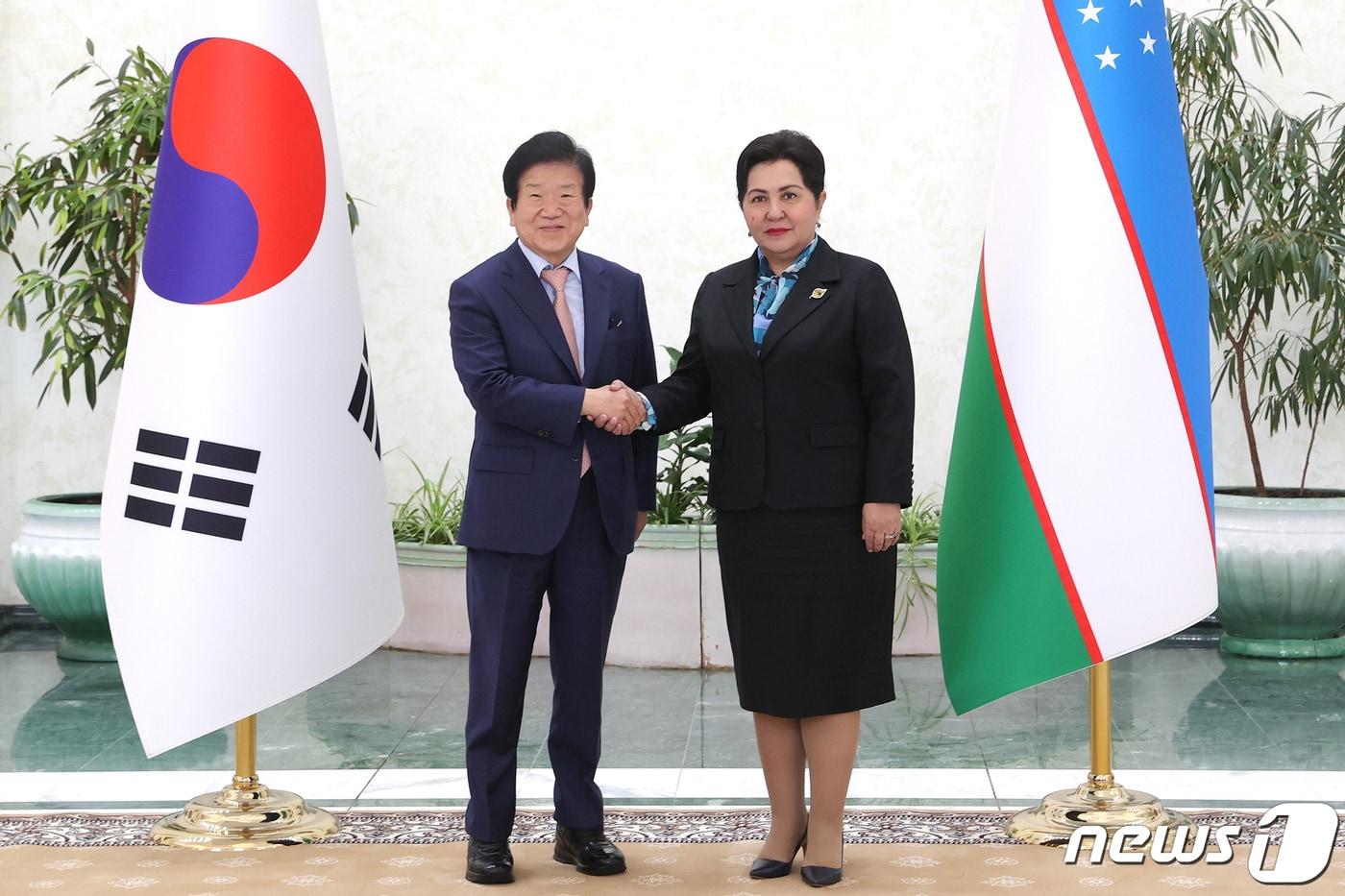 본문 이미지 - 박병석 국회의장은 6일 오전(현지시간) 나르바예바 탄질라 카말로브나 상원의장과 만나 악수를 하고 있다. 2021.04.06 (국회의장실 제공) ⓒ 뉴스1