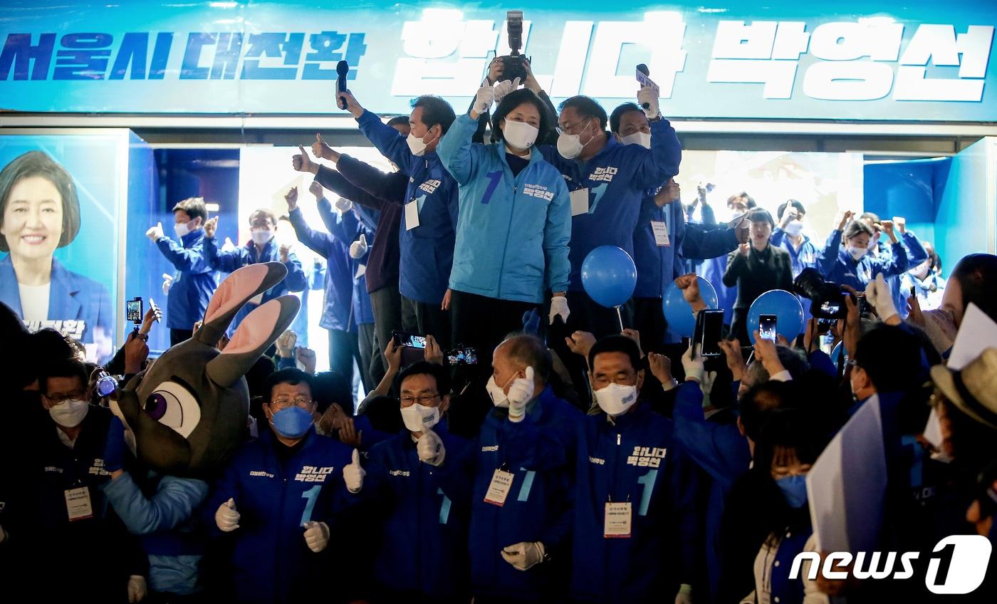 본문 이미지 - 박영선 더불어민주당 서울시장 후보가 6일 서울 마포구 상상마당 인근에서 열린 집중유세에서 지지를 호소하고 있다. 2021.4.6/뉴스1 ⓒ News1 국회사진취재단