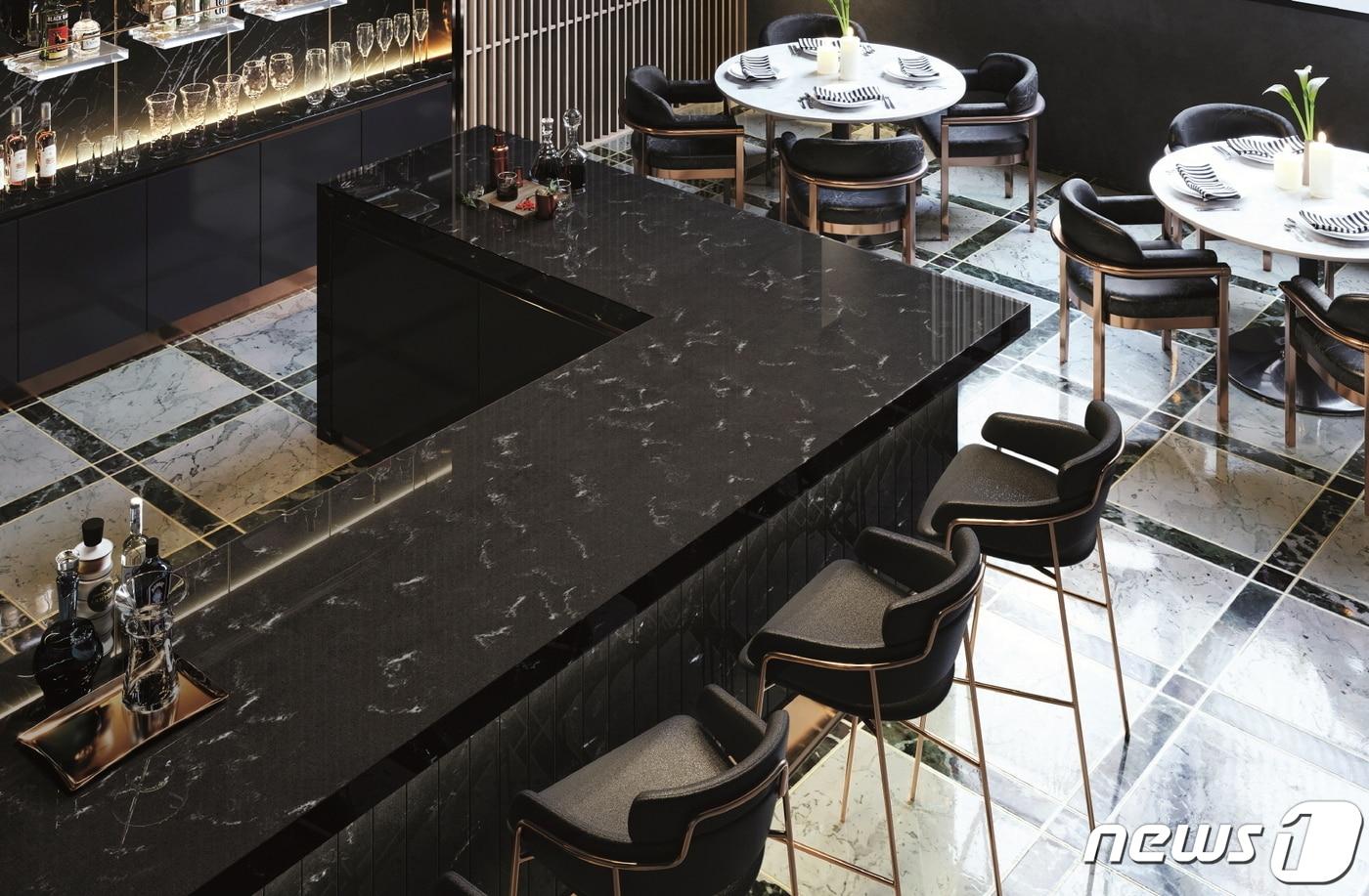 '하이막스-오로라 미드나잇'이 적용된 레스토랑의 바 공간모습 ⓒ 뉴스1